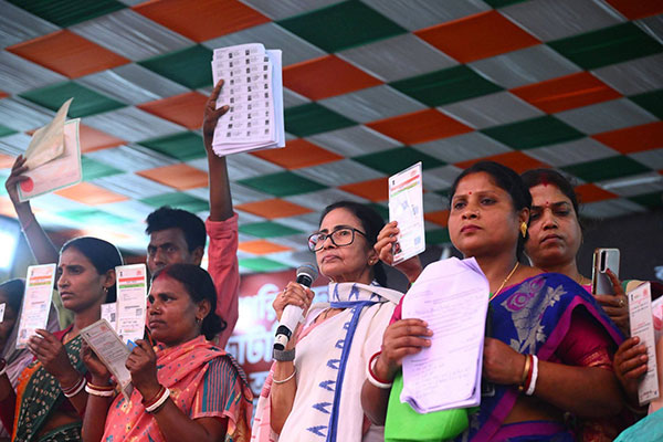 TMC Shines with Grace: Mamata Respects President as BJP Plays Dirty Politics